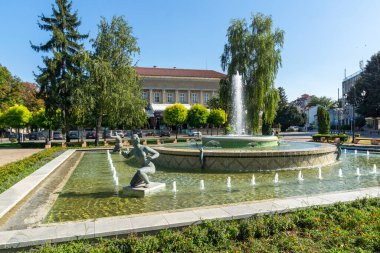 RUSE, BULGARIA -15 Ağustos 2021: Bulgaristan 'ın Rusçuk kentinin merkezinde Kniaz Alexander Battenberg Meydanı