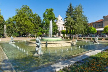 RUSE, BULGARIA -15 Ağustos 2021: Bulgaristan 'ın Rusçuk kentinin merkezinde Kniaz Alexander Battenberg Meydanı