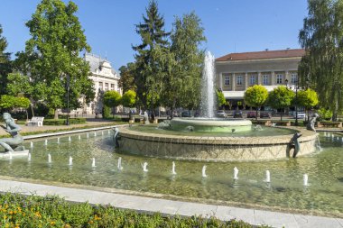 RUSE, BULGARIA -15 Ağustos 2021: Bulgaristan 'ın Rusçuk kentinin merkezinde Kniaz Alexander Battenberg Meydanı