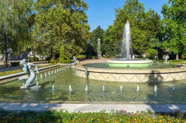 RUSE, BULGARIA -15 Ağustos 2021: Bulgaristan 'ın Rusçuk kentinin merkezinde Kniaz Alexander Battenberg Meydanı