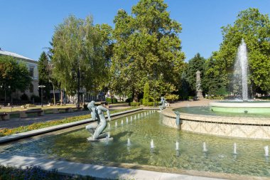 RUSE, BULGARIA -15 Ağustos 2021: Bulgaristan 'ın Rusçuk kentinin merkezinde Kniaz Alexander Battenberg Meydanı