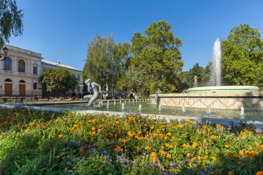 RUSE, BULGARIA -15 Ağustos 2021: Bulgaristan 'ın Rusçuk kentinin merkezinde Kniaz Alexander Battenberg Meydanı