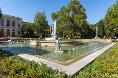 RUSE, BULGARIA -15 Ağustos 2021: Bulgaristan 'ın Rusçuk kentinin merkezinde Kniaz Alexander Battenberg Meydanı