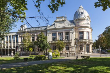 RUSE, BULGARIA -15 Ağustos 2021: Bulgaristan 'ın Rusçuk kentinin merkezinde Kniaz Alexander Battenberg Meydanı