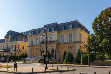 RUSE, BULGARIA -15 Ağustos 2021: Bulgaristan 'ın Rusçuk kentinin merkezinde Kniaz Alexander Battenberg Meydanı