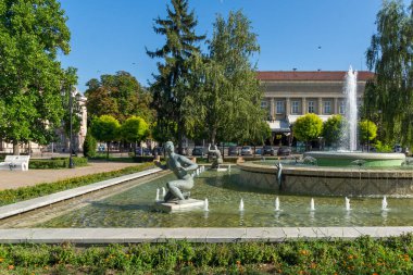 RUSE, BULGARIA -15 Ağustos 2021: Bulgaristan 'ın Rusçuk kentinin merkezinde Kniaz Alexander Battenberg Meydanı