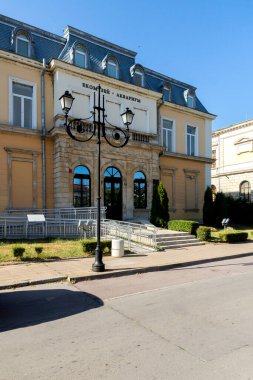 RUSE, BULGARIA -15 Ağustos 2021: Bulgaristan 'ın Rusçuk kentinin merkezinde Kniaz Alexander Battenberg Meydanı