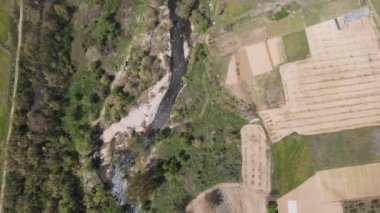 Bulgaristan 'ın Petrich Vadisi' nden geçen Strumeshnitsa nehrinin hava manzarası