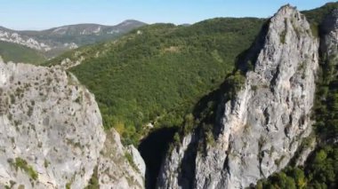 Bulgaristan 'ın Tran kenti yakınlarındaki Erma Nehri Boğazı' nın hava manzarası