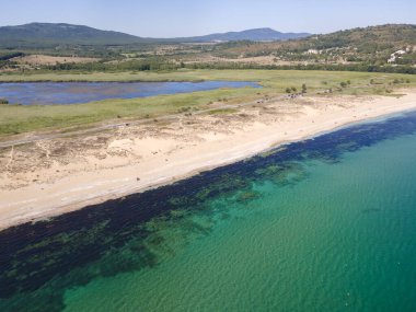 Bulgaristan 'ın Burgaz Bölgesi' ndeki Dyuni tatil beldesi yakınlarındaki The Driver Beach 'in (Alepu) hava manzarası