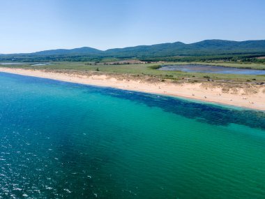 Bulgaristan 'ın Burgaz Bölgesi' ndeki Dyuni tatil beldesi yakınlarındaki The Driver Beach 'in (Alepu) hava manzarası