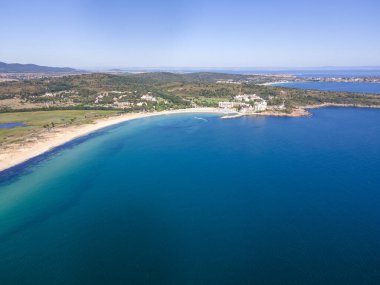 Bulgaristan 'ın Burgaz Bölgesi' ndeki Dyuni tatil beldesi yakınlarındaki The Driver Beach 'in (Alepu) hava manzarası