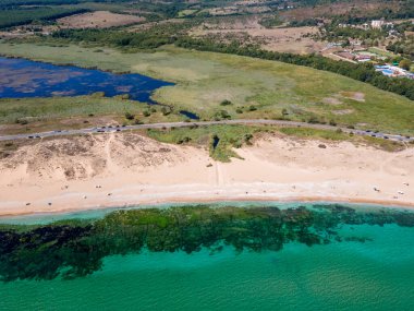Bulgaristan 'ın Burgaz Bölgesi' ndeki Dyuni tatil beldesi yakınlarındaki The Driver Beach 'in (Alepu) hava manzarası
