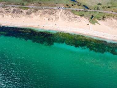 Bulgaristan 'ın Burgaz Bölgesi' ndeki Dyuni tatil beldesi yakınlarındaki The Driver Beach 'in (Alepu) hava manzarası