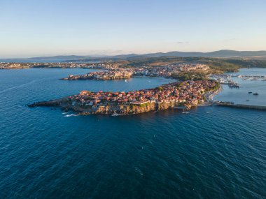 Bulgaristan 'ın Burgaz Bölgesi' nin eski Sozopol kentinin hava gün batımı manzarası