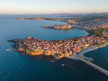 Bulgaristan 'ın Burgaz Bölgesi' nin eski Sozopol kentinin hava gün batımı manzarası