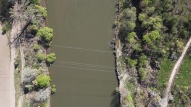 Bulgaristan 'ın Filibe kenti yakınlarındaki Maritsa Nehri' ne dökülen Chepelarska Nehri 'nin hava manzarası