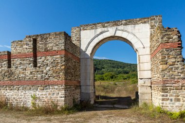 Bulgaristan 'ın Lomets, Lovech bölgesi yakınlarındaki Sostra antik Roma kalesinin kalıntıları
