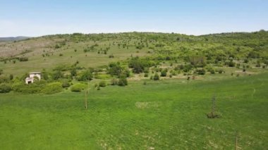 Bulgaristan 'ın Sofya bölgesindeki Godech kasabası yakınlarındaki kırsal arazinin bahar havası manzarası