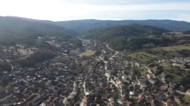 Bulgaristan 'ın Pazardzhik bölgesinin tarihi Batak kasabasının şaşırtıcı hava manzarası