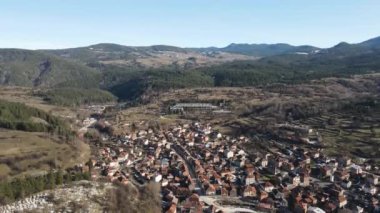 Bulgaristan 'ın Pazardzhik bölgesinin tarihi Batak kasabasının şaşırtıcı hava manzarası