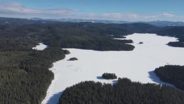 Vista Aérea Invierno Del Embalse Shiroka Polyana Prado Ancho Cubierto — Vídeos de Stock