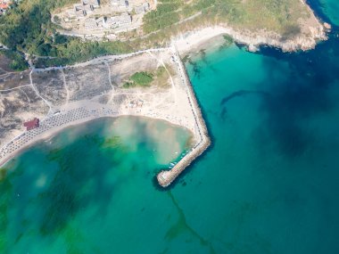 Bulgaristan 'ın Burgaz Bölgesi' nin Dyuni tatil beldesi yakınlarındaki Arkutino bölgesinin hava manzarası