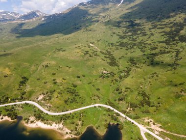 Bulgaristan 'ın Belmeken Barajı yakınlarındaki Rila dağının şaşırtıcı hava manzarası