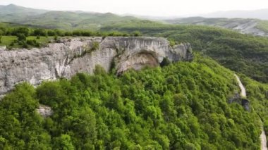 Bulgaristan 'ın Haskovo Bölgesi' nin Pchelari köyü yakınlarındaki Doğu Rodopların hava manzarası