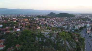 Bulgaristan 'ın Filibe kentindeki Nebet tepe tepesinden şaşırtıcı hava gün batımı manzarası 