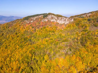Bulgaristan 'ın Pernik bölgesindeki Erul Dağı' nın İnanılmaz Sonbahar Manzarası