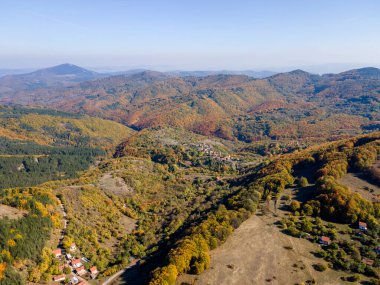 Bulgaristan 'ın Pernik bölgesindeki Erul Dağı' nın İnanılmaz Sonbahar Manzarası
