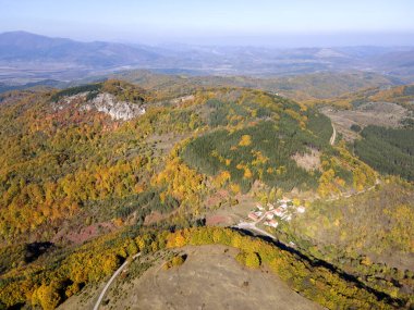 Bulgaristan 'ın Pernik bölgesindeki Erul Dağı' nın İnanılmaz Sonbahar Manzarası