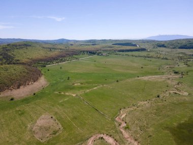 Bulgaristan 'ın Sofya bölgesindeki Godech kasabası yakınlarındaki kırsal arazinin bahar havası manzarası