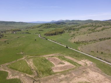 Bulgaristan 'ın Sofya bölgesindeki Godech kasabası yakınlarındaki kırsal arazinin bahar havası manzarası