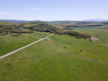 Bulgaristan 'ın Sofya bölgesindeki Godech kasabası yakınlarındaki kırsal arazinin bahar havası manzarası