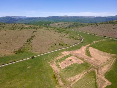 Bulgaristan 'ın Sofya bölgesindeki Godech kasabası yakınlarındaki kırsal arazinin bahar havası manzarası