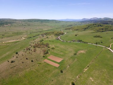 Bulgaristan 'ın Sofya bölgesindeki Godech kasabası yakınlarındaki kırsal arazinin bahar havası manzarası