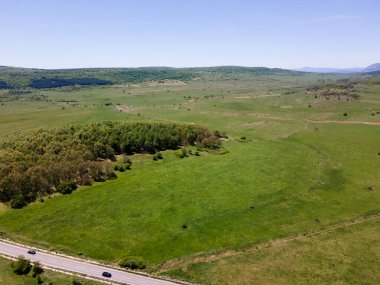 Bulgaristan 'ın Sofya bölgesindeki Godech kasabası yakınlarındaki kırsal arazinin bahar havası manzarası