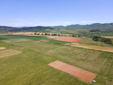 Bulgaristan 'ın Sofya bölgesindeki Godech kasabası yakınlarındaki kırsal arazinin bahar havası manzarası