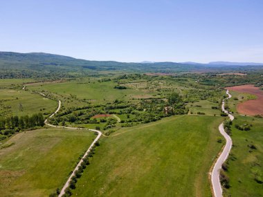 Bulgaristan 'ın Sofya bölgesindeki Godech kasabası yakınlarındaki kırsal arazinin bahar havası manzarası