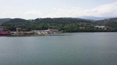 Pancharevo Gölü 'nün havadan yaz manzarası, Sofya şehir bölgesi, Bulgaristan