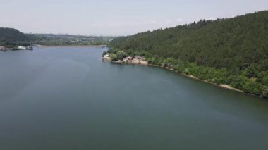 Pancharevo Gölü 'nün havadan yaz manzarası, Sofya şehir bölgesi, Bulgaristan