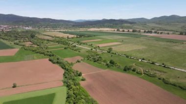Bulgaristan 'ın Sofya bölgesindeki Godech kasabası yakınlarındaki kırsal arazinin bahar havası manzarası