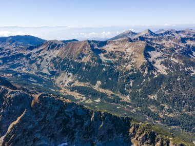 Bulgaristan 'ın Polezhan Tepesi yakınlarındaki Pirin Dağı' nın şaşırtıcı hava manzarası