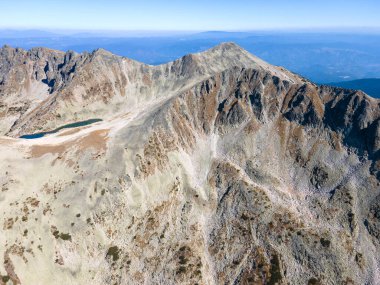 Bulgaristan 'ın Polezhan Tepesi yakınlarındaki Pirin Dağı' nın şaşırtıcı hava manzarası