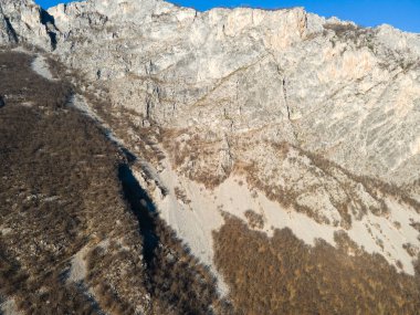Balkan Dağları ve Vratsata Geçidi 'nin İnanılmaz Sonbahar Manzarası, Bulgaristan