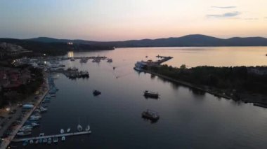 Bulgaristan 'ın Burgaz Bölgesi' ndeki Sozopol limanı ve eski kentin hava gün batımı manzarası