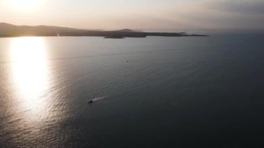 Bulgaristan 'ın Burgaz Bölgesi' ndeki Sozopol limanı ve eski kentin hava gün batımı manzarası