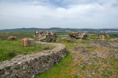 Bulgaristan 'ın Kardzhali kenti yakınlarındaki Studen Kladenets barajının güney sahilindeki antik Vishegrad Kalesi kalıntıları